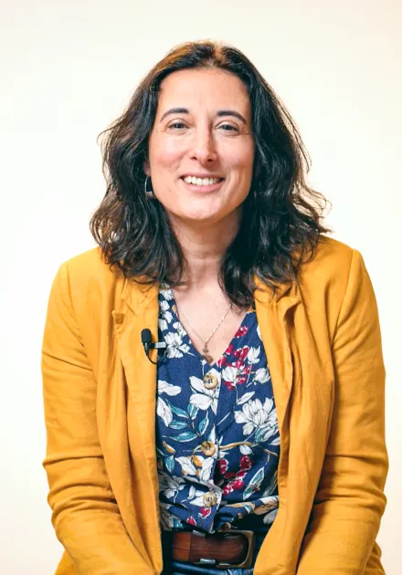 Émilie Alric témoigne assise face caméra