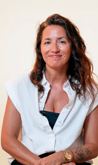 photo de Jessica Mazelle assise face caméra qui témoigne