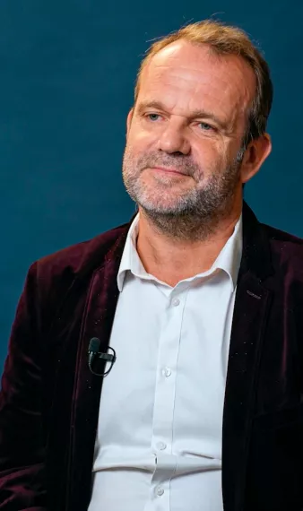Arnaud Bourguoin s'exprime assis face caméra